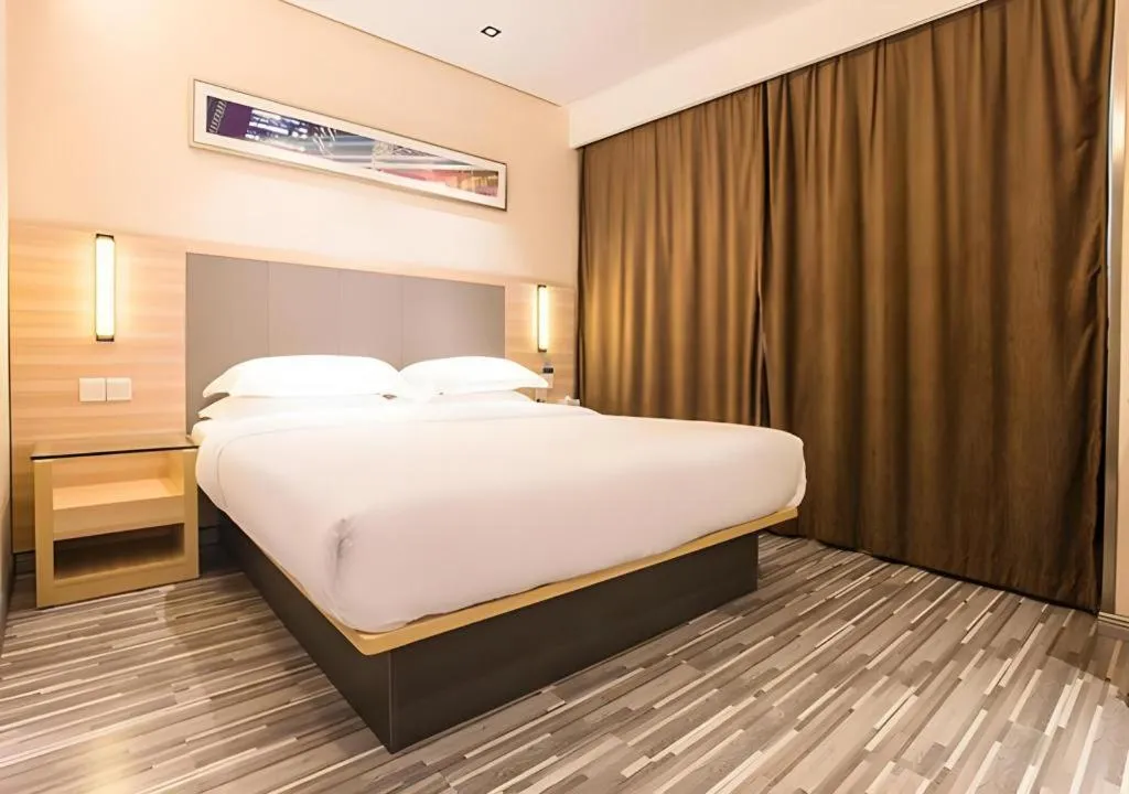 Bed in City Comfort Inn Wuzhou Arcade City Sanzongfu
