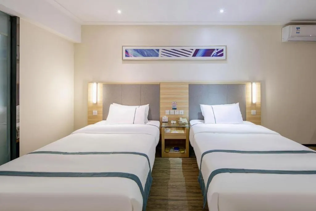Bed in City Comfort Inn Wuzhou Arcade City Sanzongfu