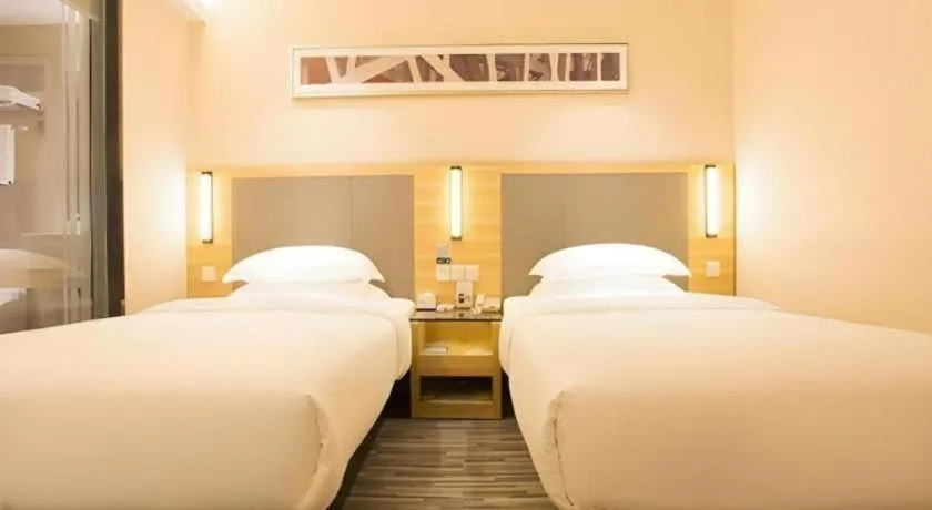 Bed in City Comfort Inn Wuzhou Arcade City Sanzongfu