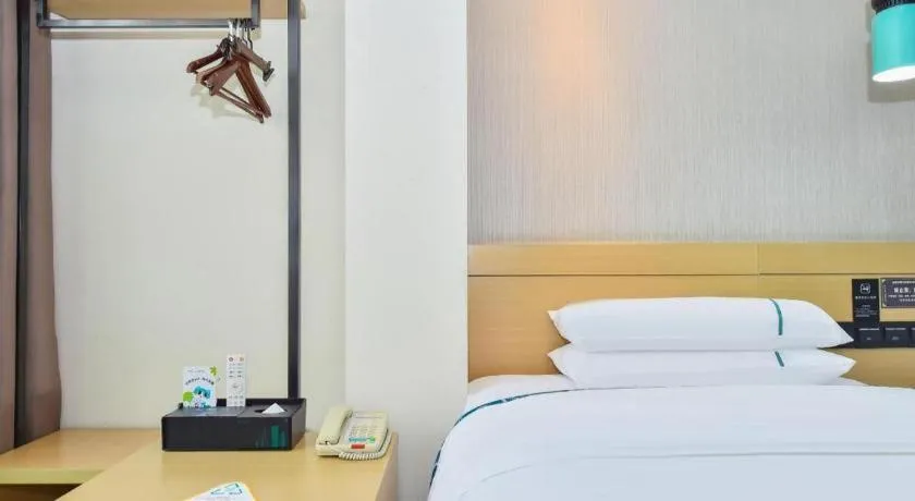 Bed in City Comfort Inn Guiyang North High Speed Railway Station