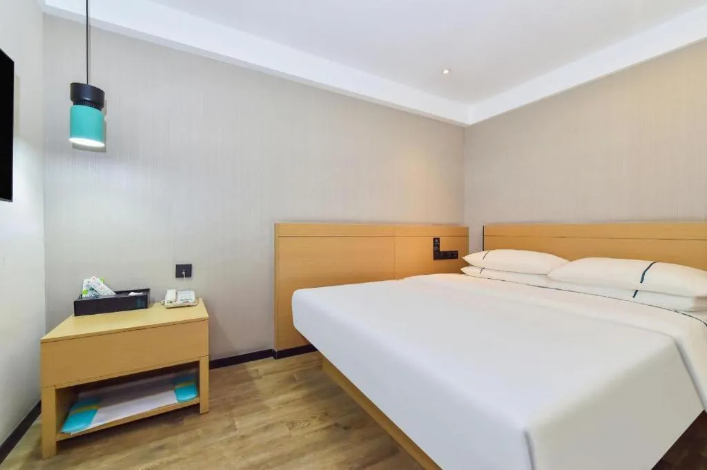 Bed in City Comfort Inn Guiyang North High Speed Railway Station