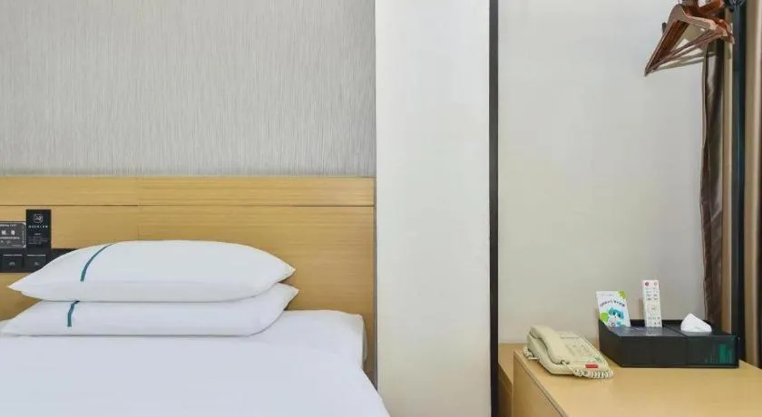 Bed in City Comfort Inn Guiyang North High Speed Railway Station