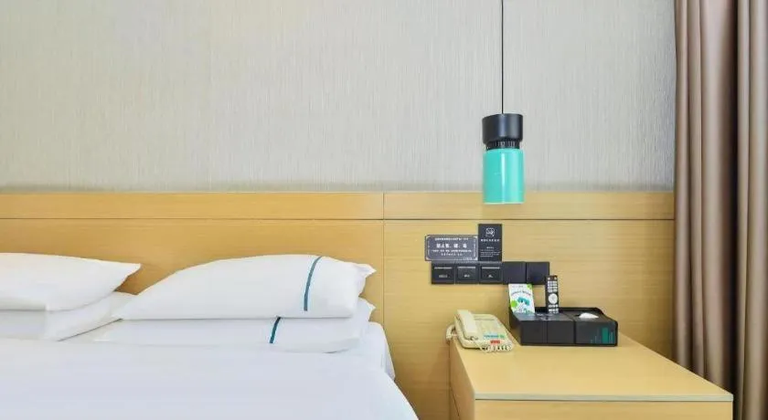 Bed in City Comfort Inn Guiyang North High Speed Railway Station