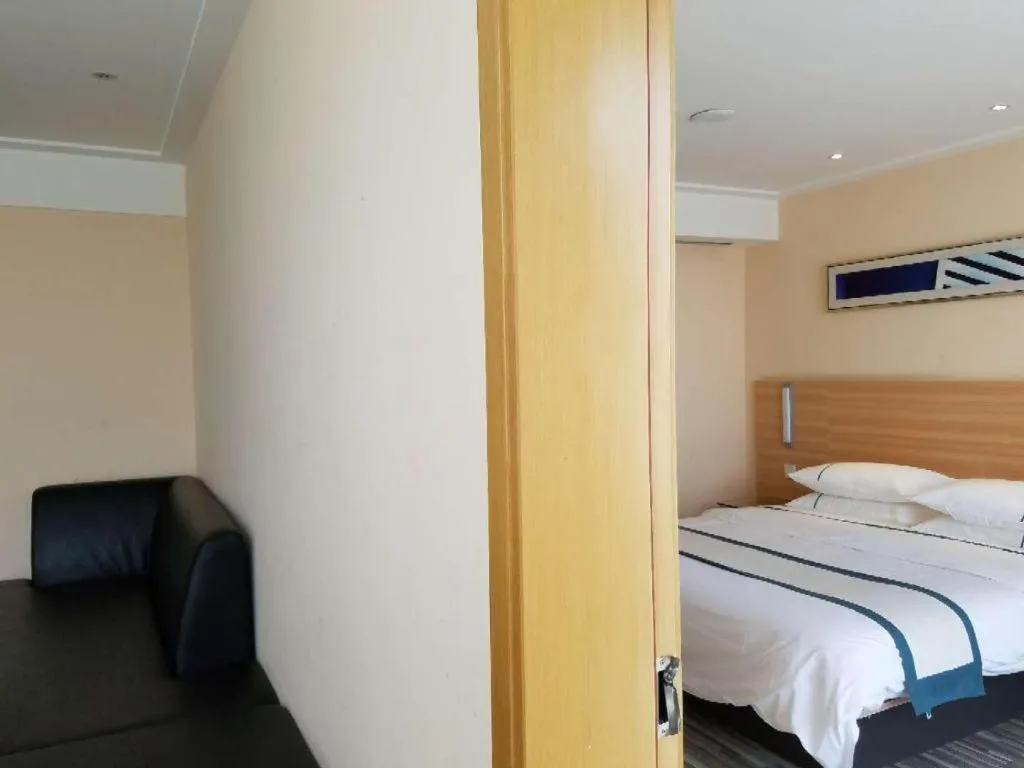 Bed in City Comfort Inn Lichuan Railway Station Tenglong Cave