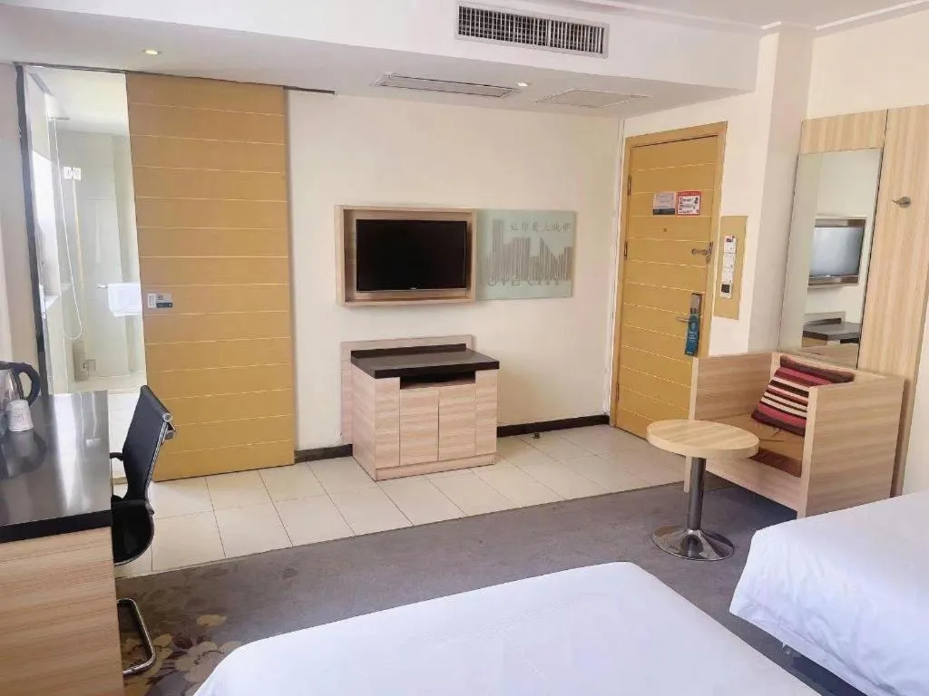 Bed in City Comfort Inn Huanggang Dongmen Road Wanda Plaza