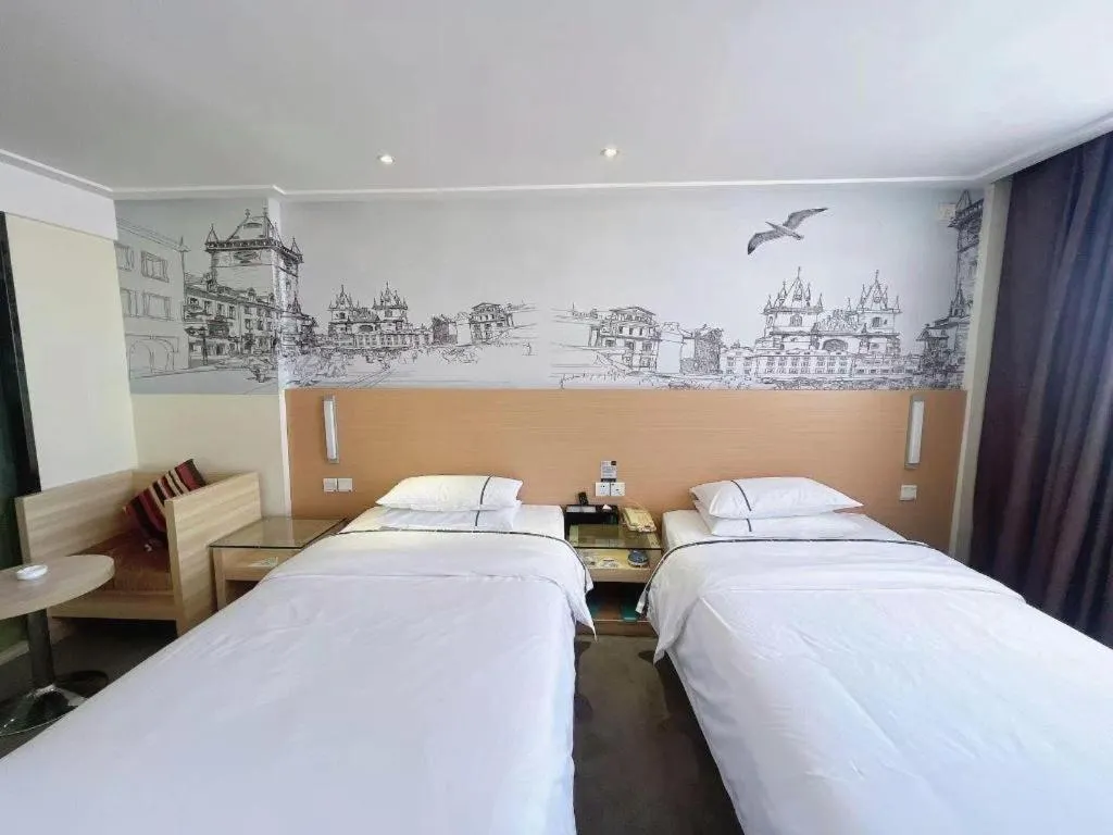 Bed in City Comfort Inn Huanggang Dongmen Road Wanda Plaza