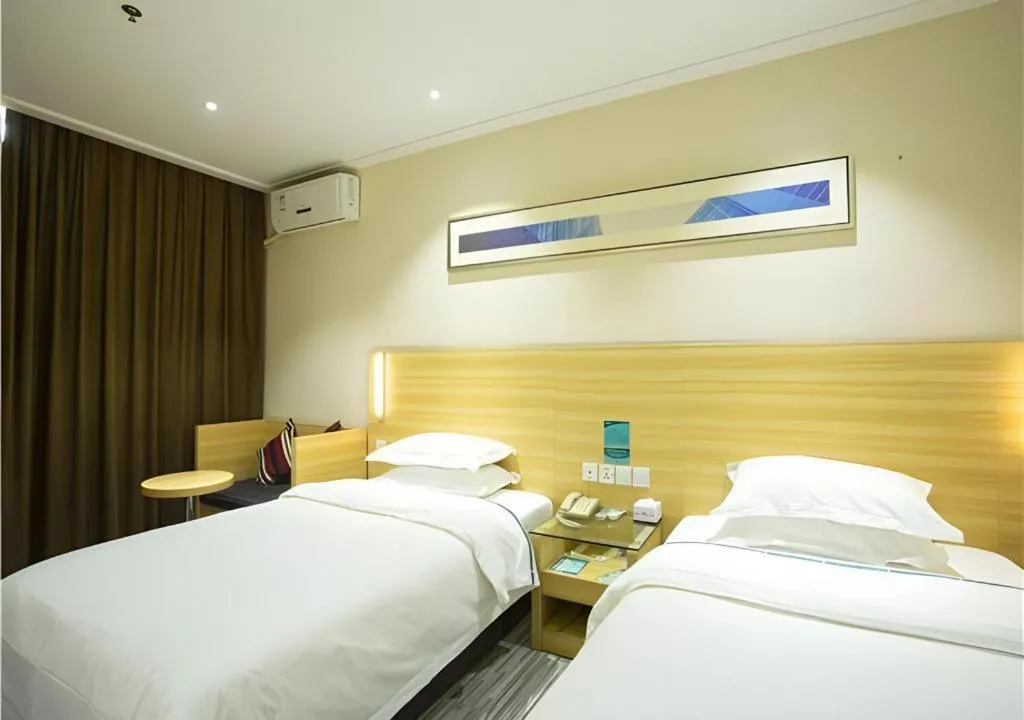 Bed in City Comfort Inn Huanggang Dongmen Road Wanda Plaza