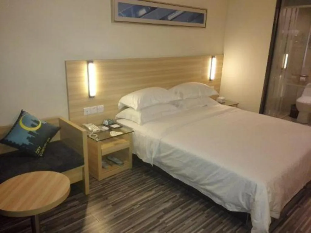 Bed in City Comfort Inn Huanggang Dongmen Road Wanda Plaza