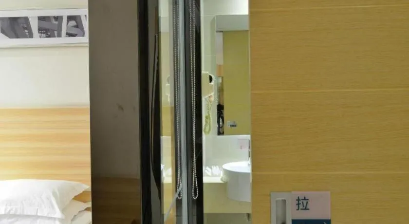 Bed in City Comfort Inn Wuhan Guanggu Finance Port