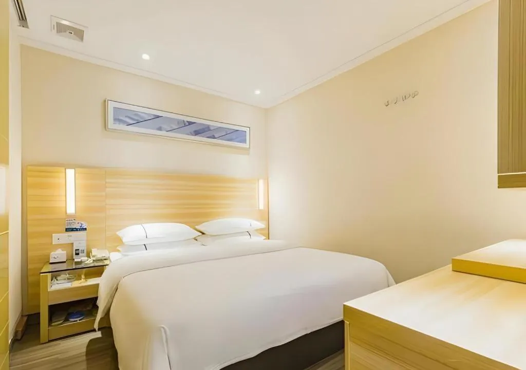 Bed in City Comfort Inn Zhuhai Hengqin Ocean Kingdom Huafa Shangdu