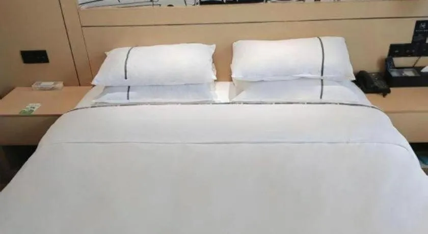 Bed in City Comfort Inn Meishan Wanda Plaza