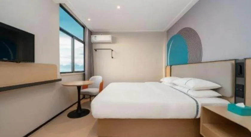 Bed in City Comfort Inn Guilin North High Speed Railway Station Square