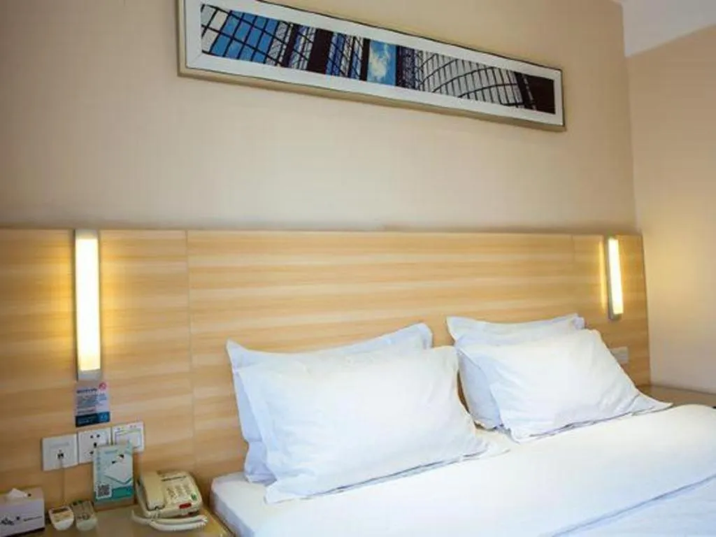 Bed in City Comfort Inn Guilin North High Speed Railway Station Square