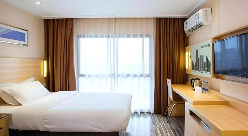 Bed in City Comfort Inn Guilin North High Speed Railway Station Square