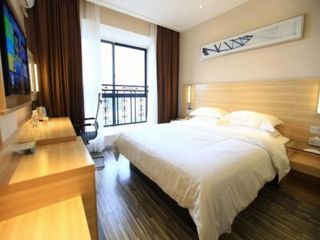 Bed in City Comfort Inn Guilin North High Speed Railway Station Square