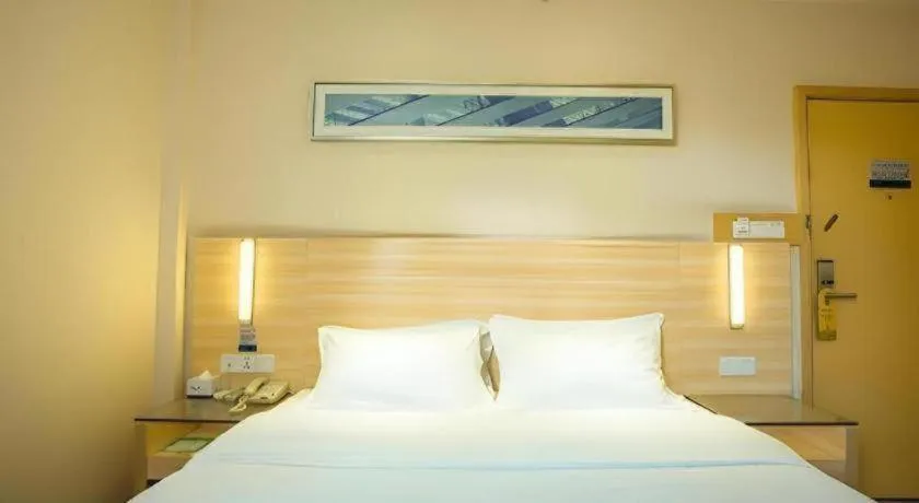 Bed in City Comfort Inn Guilin North High Speed Railway Station Square