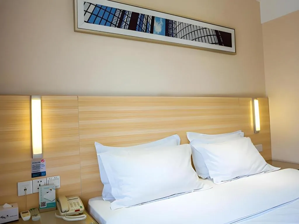 Bed in City Comfort Inn Guilin North High Speed Railway Station Square