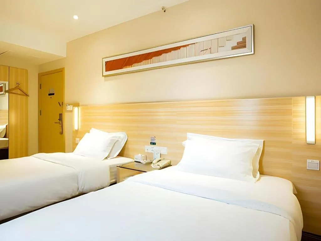 Bed in City Comfort Inn Guilin North High Speed Railway Station Square