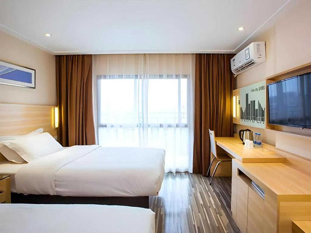 Bed in City Comfort Inn Guilin North High Speed Railway Station Square