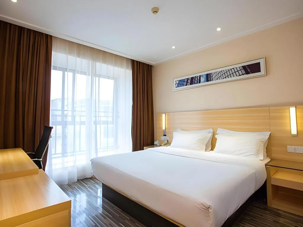Bed in City Comfort Inn Guilin North High Speed Railway Station Square