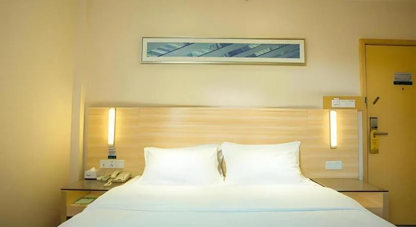 Bed in City Comfort Inn Guilin North High Speed Railway Station Square
