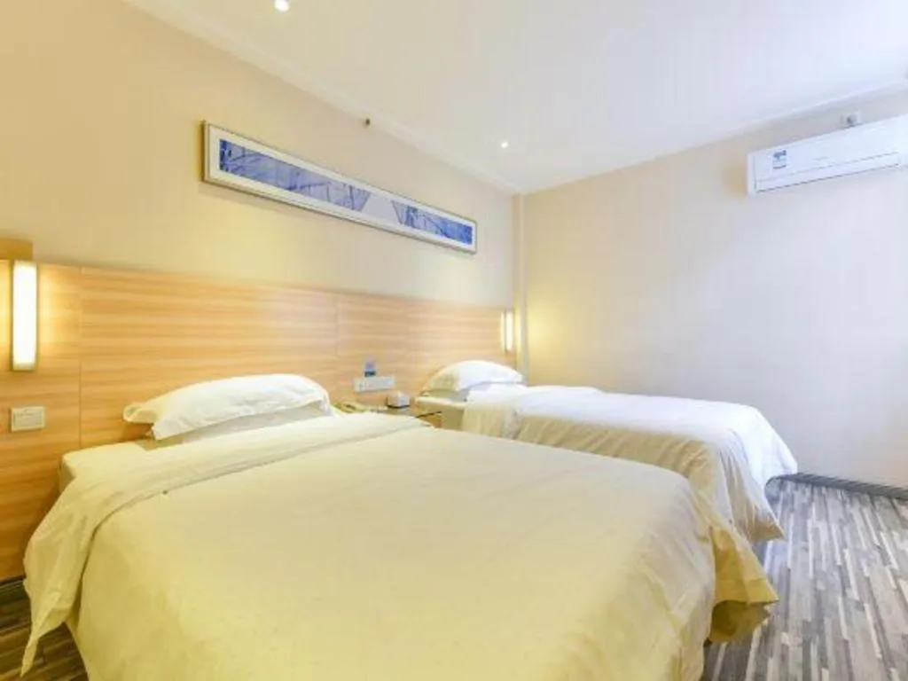 Bed in City Comfort Inn Guilin North High Speed Railway Station Square