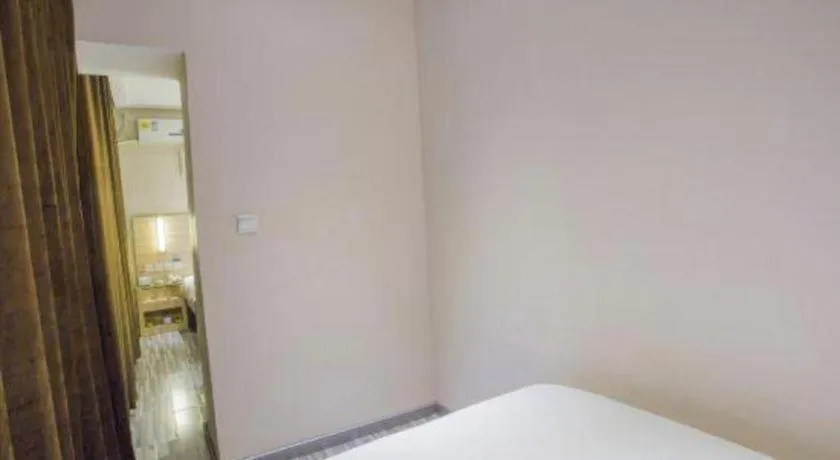 Bed in City Comfort Inn Hechi Bama Shouxiang Avenue