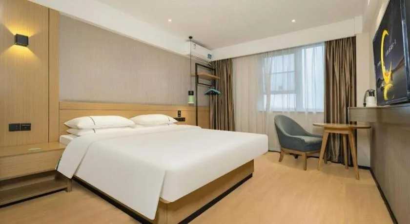 Bed in City Comfort Inn Wuzhou Municipal Government Vocational College