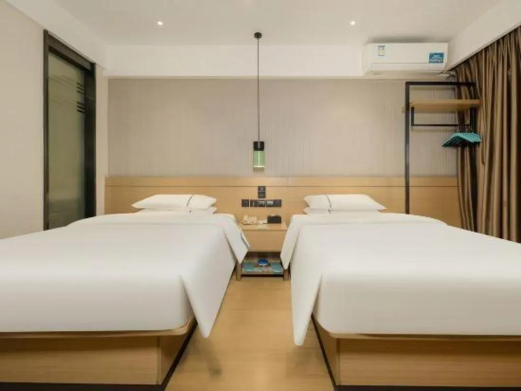Bed in City Comfort Inn Wuzhou Municipal Government Vocational College
