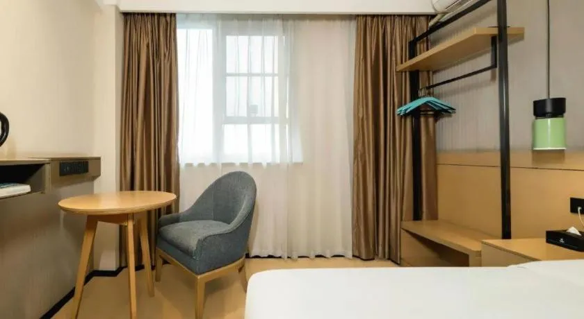 Bed in City Comfort Inn Wuzhou Municipal Government Vocational College