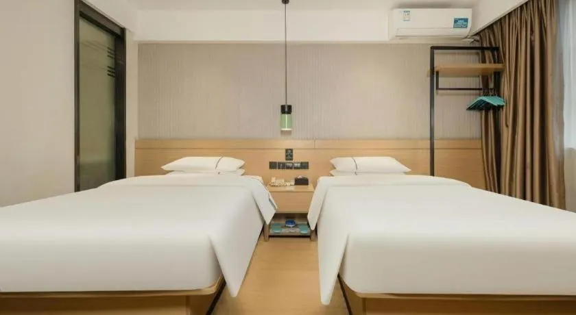 Bed in City Comfort Inn Wuzhou Municipal Government Vocational College