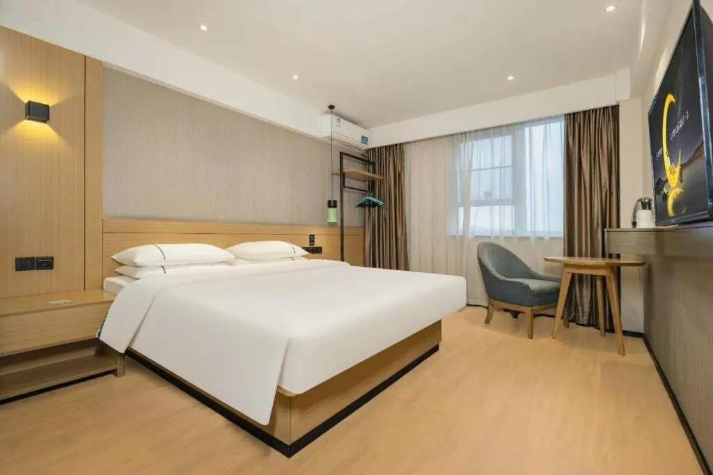 Bed in City Comfort Inn Wuzhou Municipal Government Vocational College