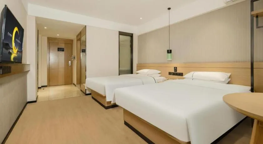 Bed in City Comfort Inn Wuzhou Municipal Government Vocational College