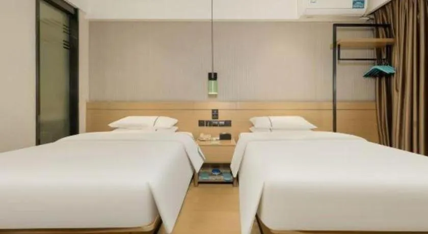 Bed in City Comfort Inn Wuzhou Municipal Government Vocational College