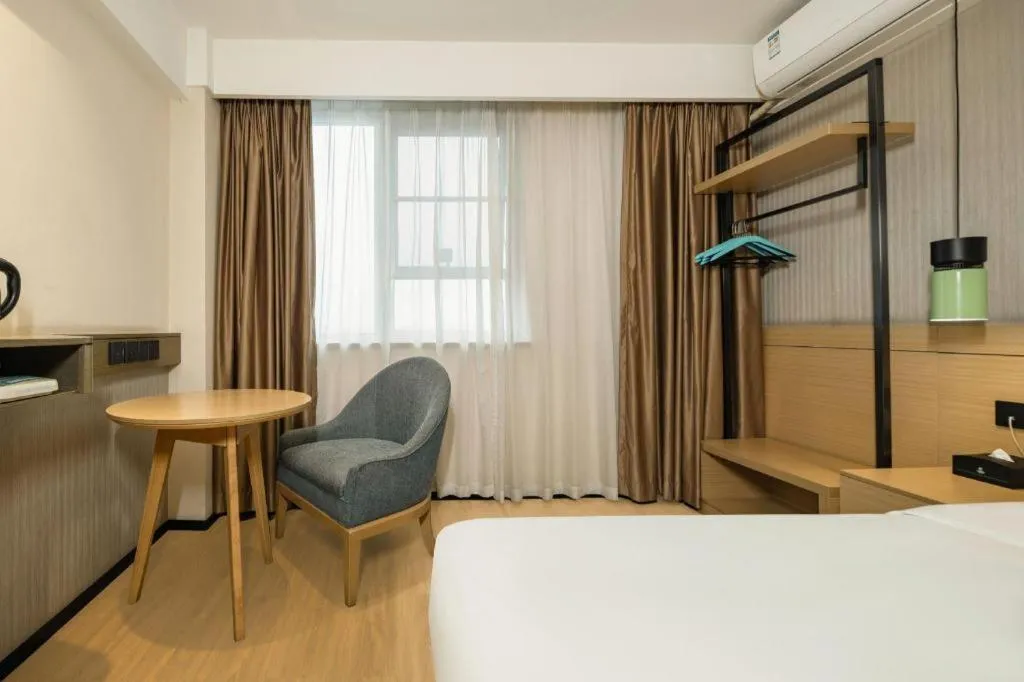Bed in City Comfort Inn Wuzhou Municipal Government Vocational College