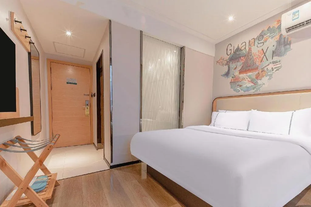 Bed in City Comfort Inn Liuzhou High-speed Railway Station