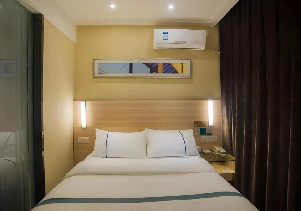 Bed in City Comfort Inn Liuzhou High-speed Railway Station