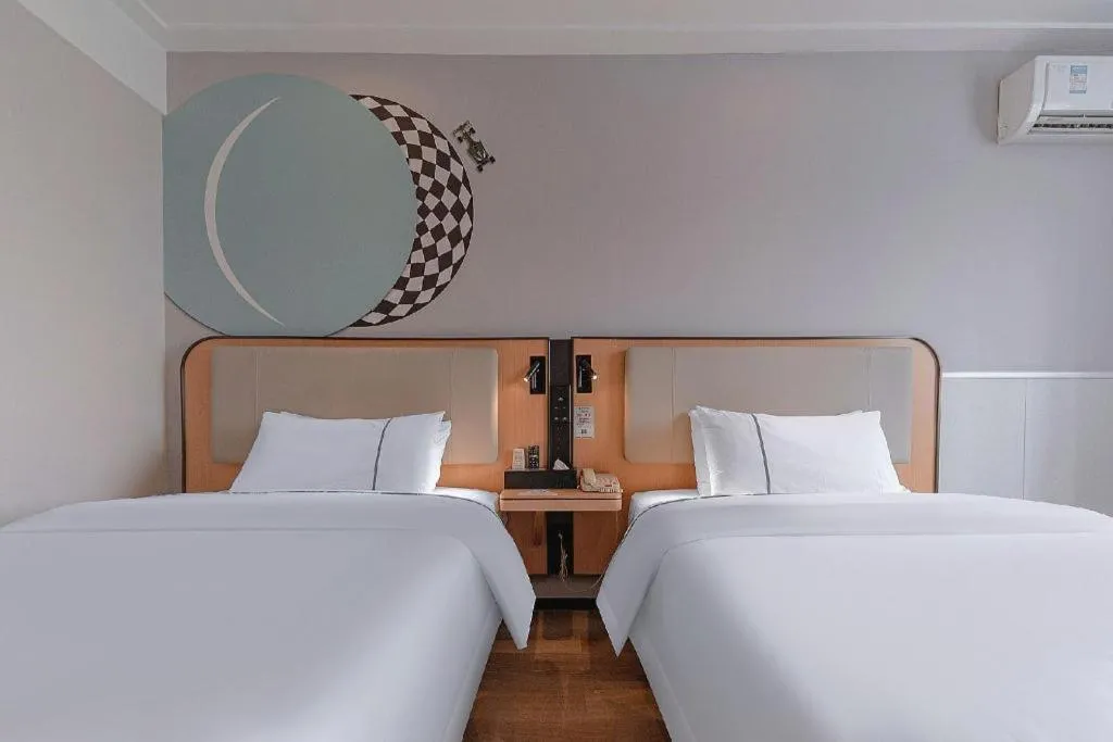 Bed in City Comfort Inn Liuzhou High-speed Railway Station