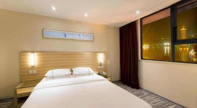Bed in City Comfort Inn Guilin Two Rivers and Four Lakes Sun and Moon Shuangta