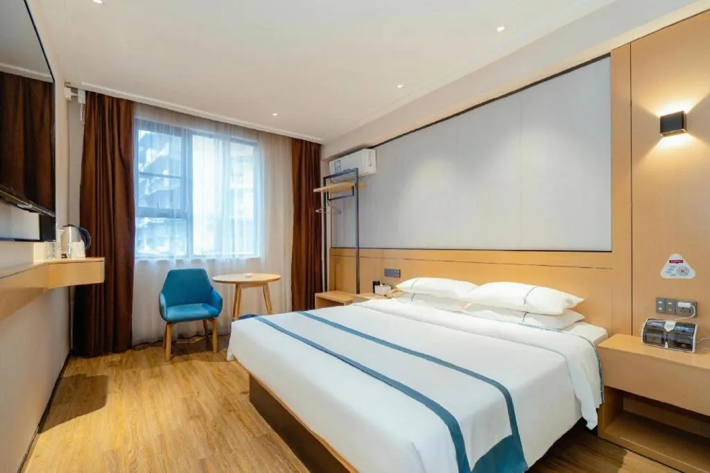 Bed in City Comfort Inn Guilin Two Rivers and Four Lakes Sun and Moon Shuangta