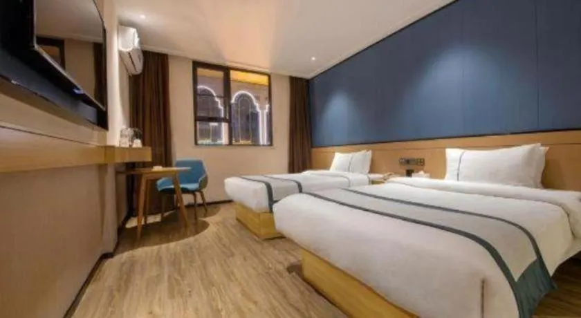 Bed in City Comfort Inn Guilin Two Rivers and Four Lakes Sun and Moon Shuangta