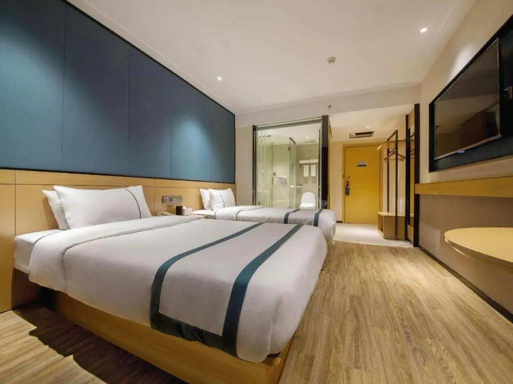 Bed in City Comfort Inn Guilin Two Rivers and Four Lakes Sun and Moon Shuangta