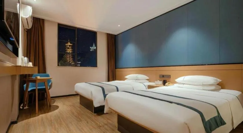 Bed in City Comfort Inn Guilin Two Rivers and Four Lakes Sun and Moon Shuangta