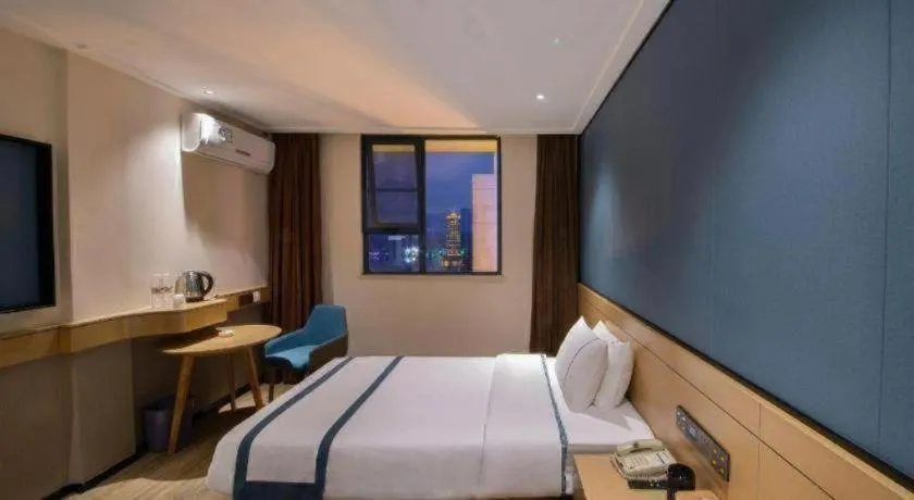 Bed in City Comfort Inn Guilin Two Rivers and Four Lakes Sun and Moon Shuangta
