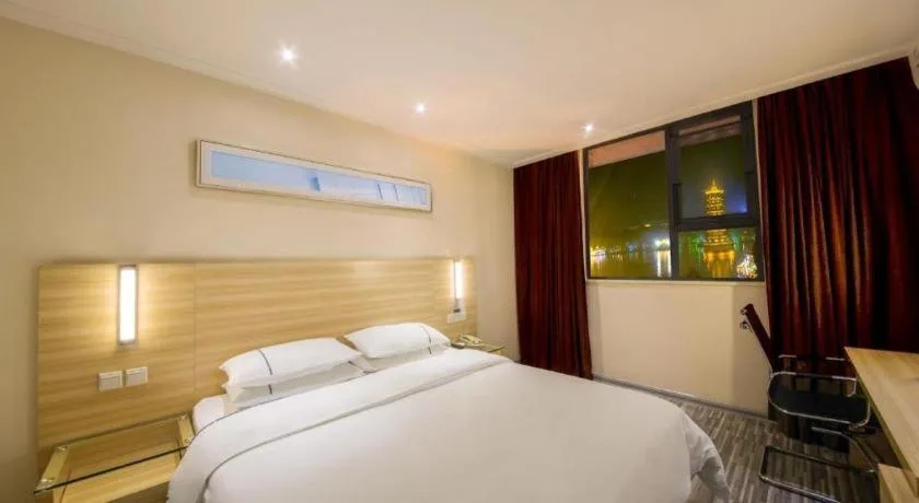 Bed in City Comfort Inn Guilin Two Rivers and Four Lakes Sun and Moon Shuangta