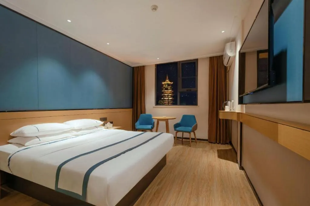 Bed in City Comfort Inn Guilin Two Rivers and Four Lakes Sun and Moon Shuangta