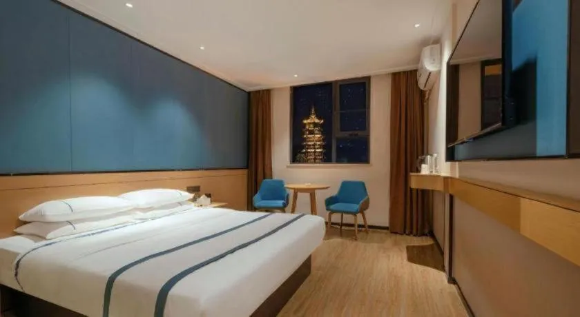 Bed in City Comfort Inn Guilin Two Rivers and Four Lakes Sun and Moon Shuangta