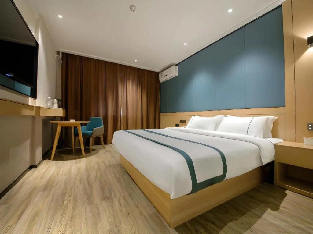 Bed in City Comfort Inn Guilin Two Rivers and Four Lakes Sun and Moon Shuangta