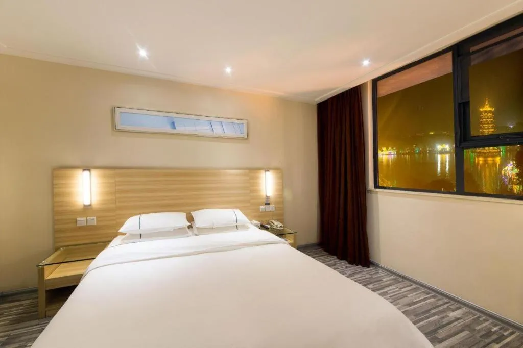Bed in City Comfort Inn Guilin Two Rivers and Four Lakes Sun and Moon Shuangta