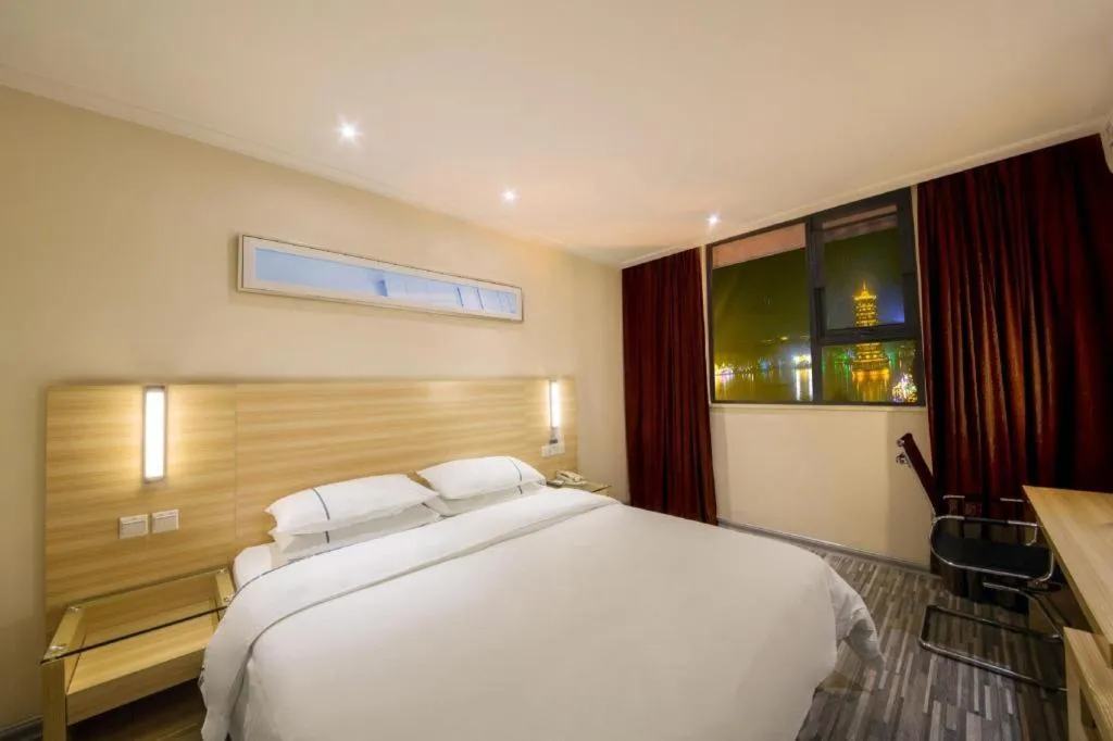 Bed in City Comfort Inn Guilin Two Rivers and Four Lakes Sun and Moon Shuangta